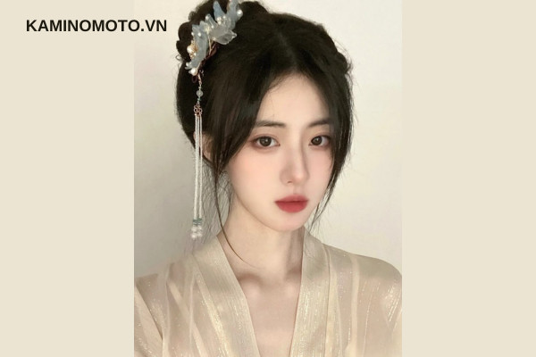 Kiểu tóc búi cao cung phi sang trọng, điểm xuyết trâm cài cầu kỳ cho quý tộc nữ.