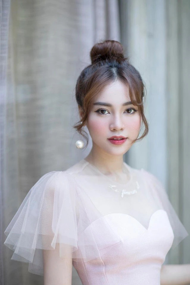 Kiểu tóc búi cao gọn gàng, tôn vẻ quyền lực và sang chảnh khi mặc đầm dạ hội