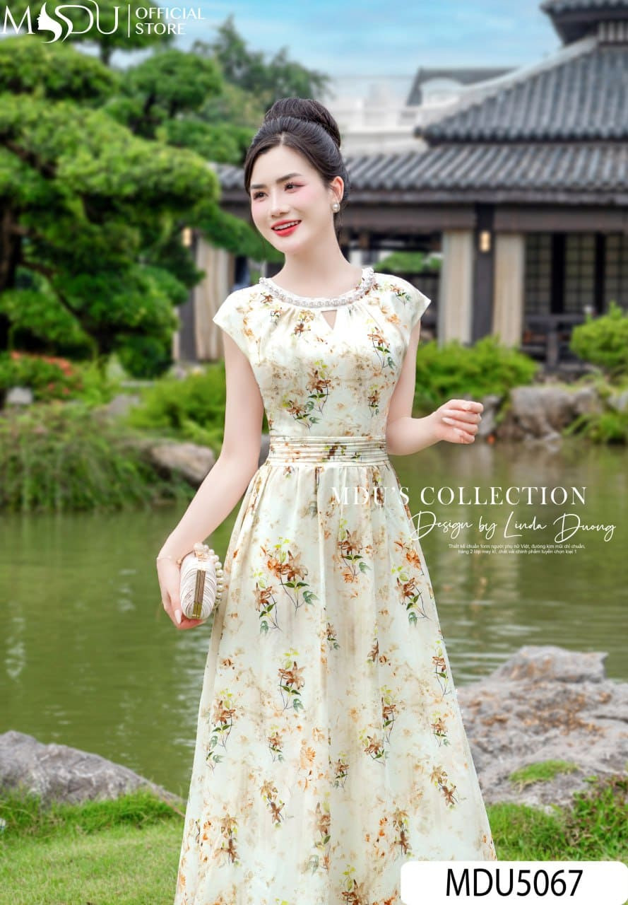 Kiểu tóc búi cao sang trọng cho váy dạ hội xòe