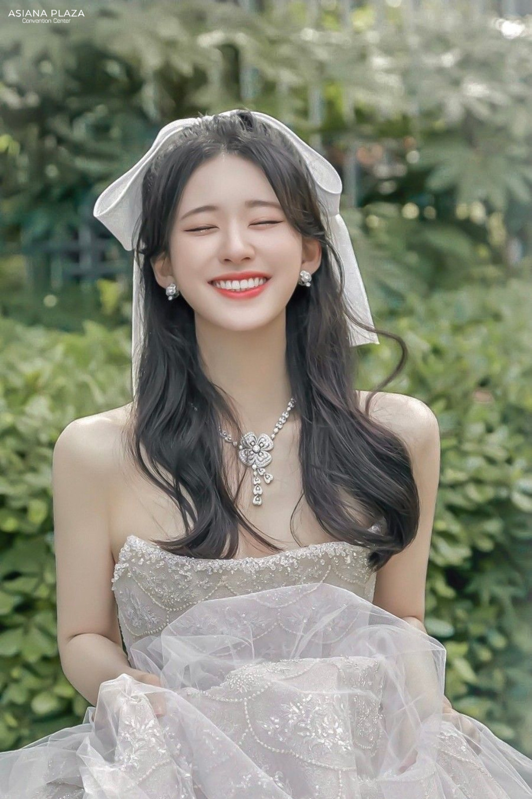 Kiểu tóc búi cao thanh tú cho cô dâu Trung Hoa có khuôn mặt tròn