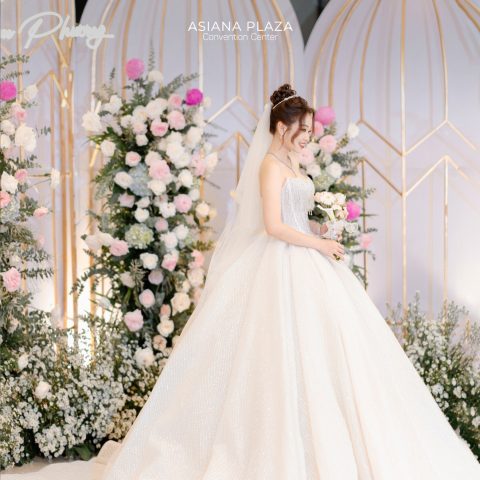 Kiểu tóc búi cao với Phượng Quan lộng lẫy cho cô dâu Trung Hoa