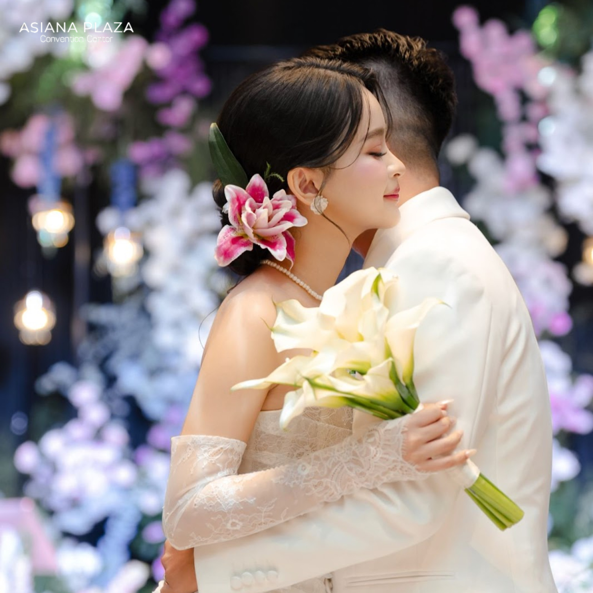 Kiểu tóc búi thấp cổ điển thanh lịch cho cô dâu Trung Hoa