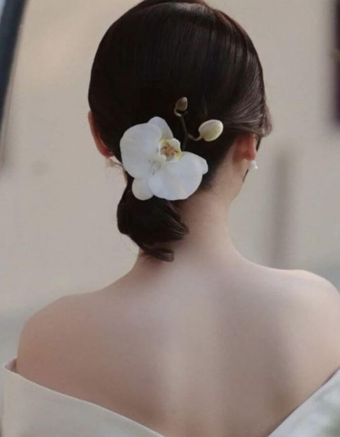 Kiểu tóc búi thấp thanh lịch dành cho cô dâu tóc ngắn, mang đến vẻ đẹp nhẹ nhàng và đằm thắm.