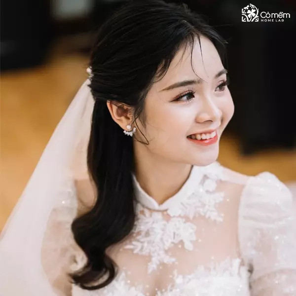 Kiểu tóc buộc nửa đầu thanh lịch của cô dâu kết hợp áo dài truyền thống
