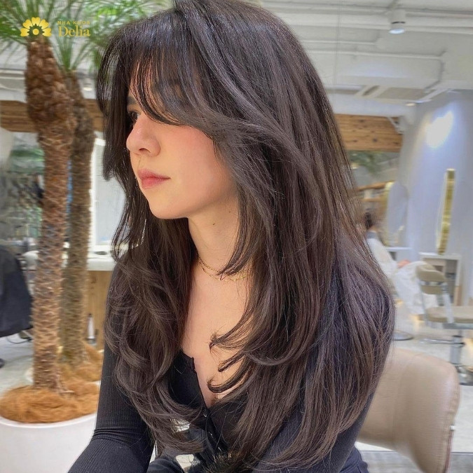 Kiểu tóc butterfly layer bồng bềnh, thanh thoát, phù hợp với nhiều dáng mặt và là xu hướng tóc nữ 2024.