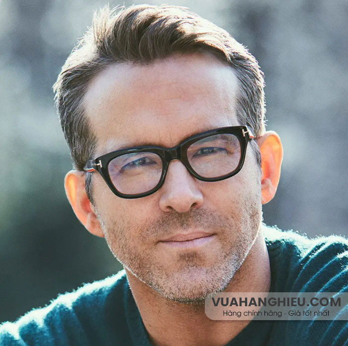 Kiểu tóc chải ngược hiện đại với low fade, mang đến sự sang trọng cho quý ông.