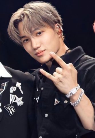 Kiểu tóc chẻ ngôi nam cổ điển với phần mái dài bồng bềnh