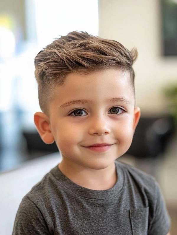 Kiểu tóc cho bé trai tóc mỏng Faux Hawk năng động