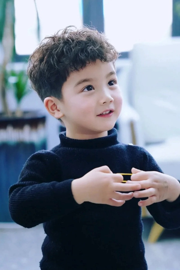 Kiểu tóc cho bé trai tóc mỏng xoăn ngắn đáng yêu