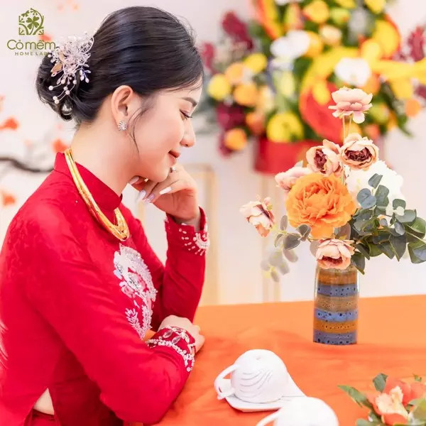 Kiểu tóc cô dâu mặt tròn búi thấp dịu dàng kết hợp áo dài cưới truyền thống