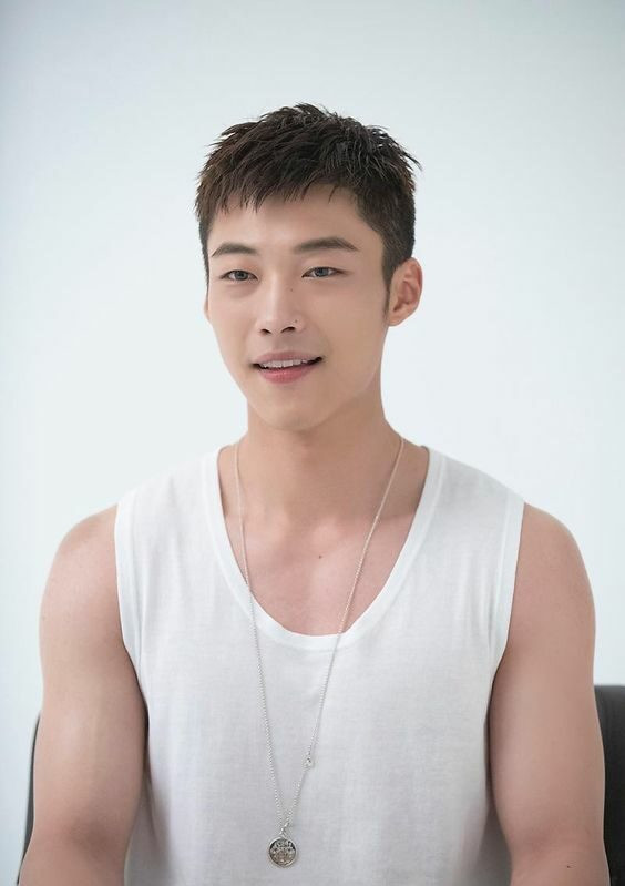 Kiểu tóc Crew Cut đơn giản, tinh tế cho mặt dài