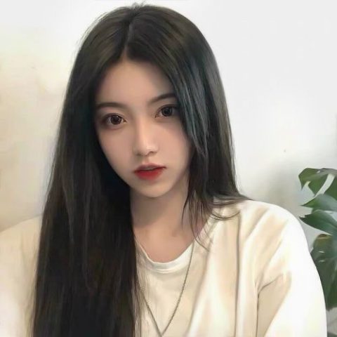 Kiểu tóc dài ép thẳng rẽ ngôi giữa cho mặt tròn gò má cao