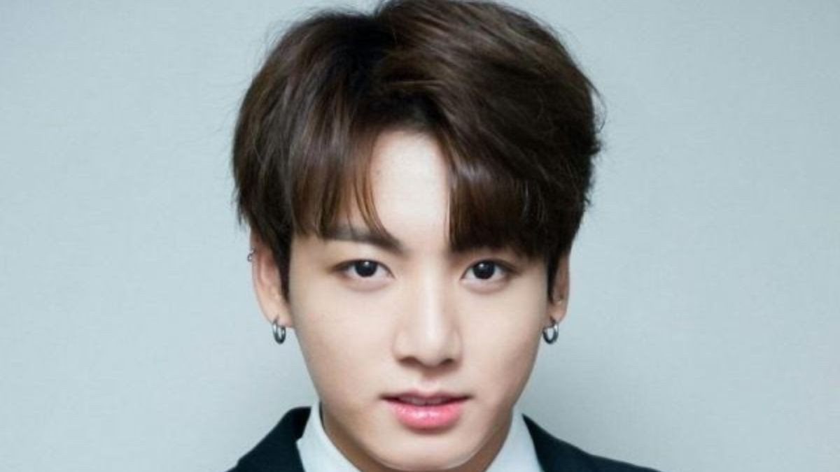 Kiểu tóc đẩy cao 2 bên rẽ ngôi lịch lãm