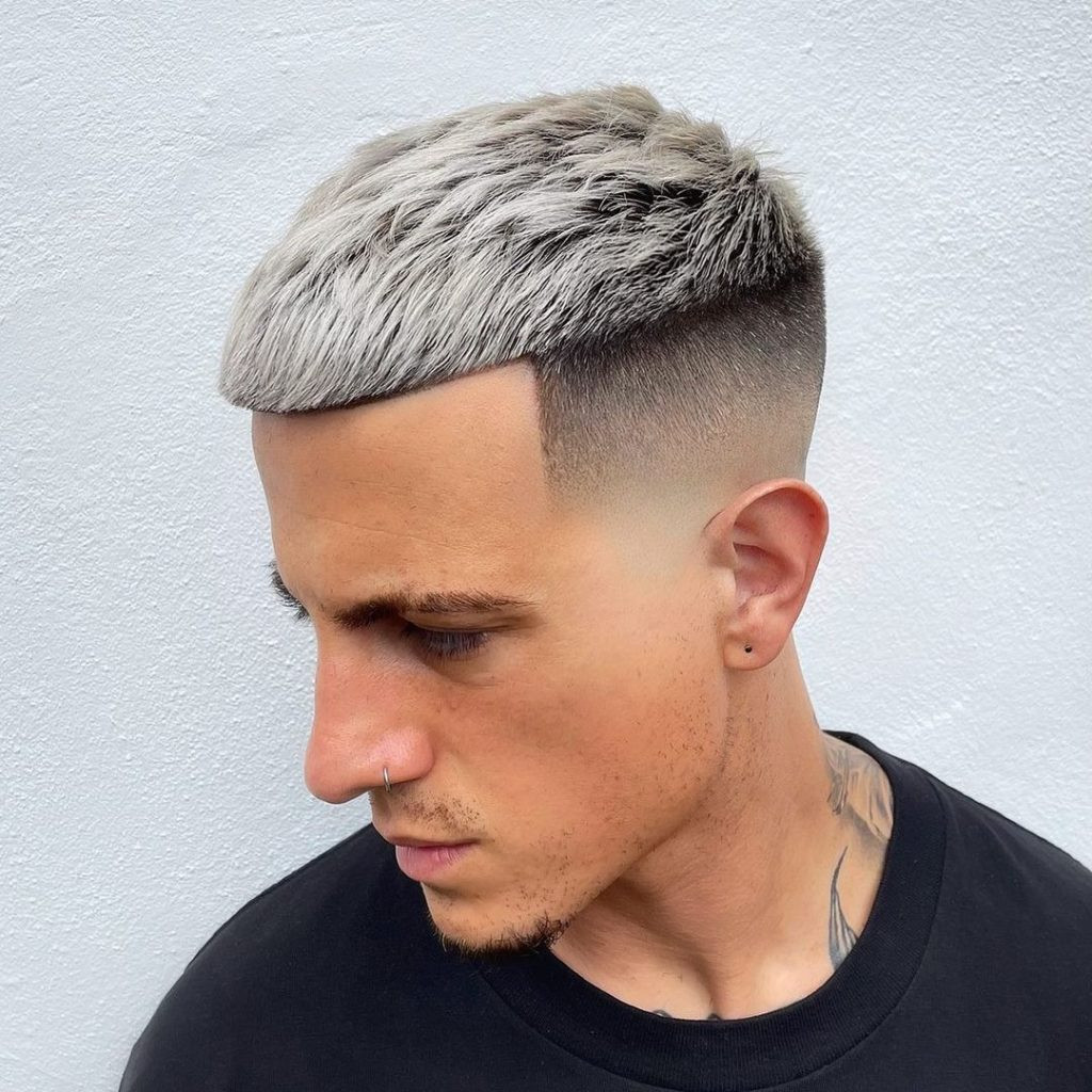 Kiểu tóc disconnected textured crop layer, phần tóc đỉnh dài có kết cấu rõ ràng, đối lập với hai bên cạo sát.