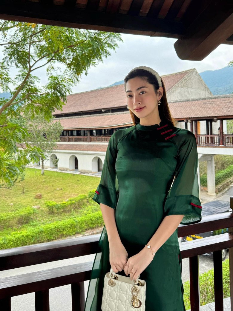 Kiểu tóc đội mấn với tóc thẳng tự nhiên và trang điểm nhẹ nhàng