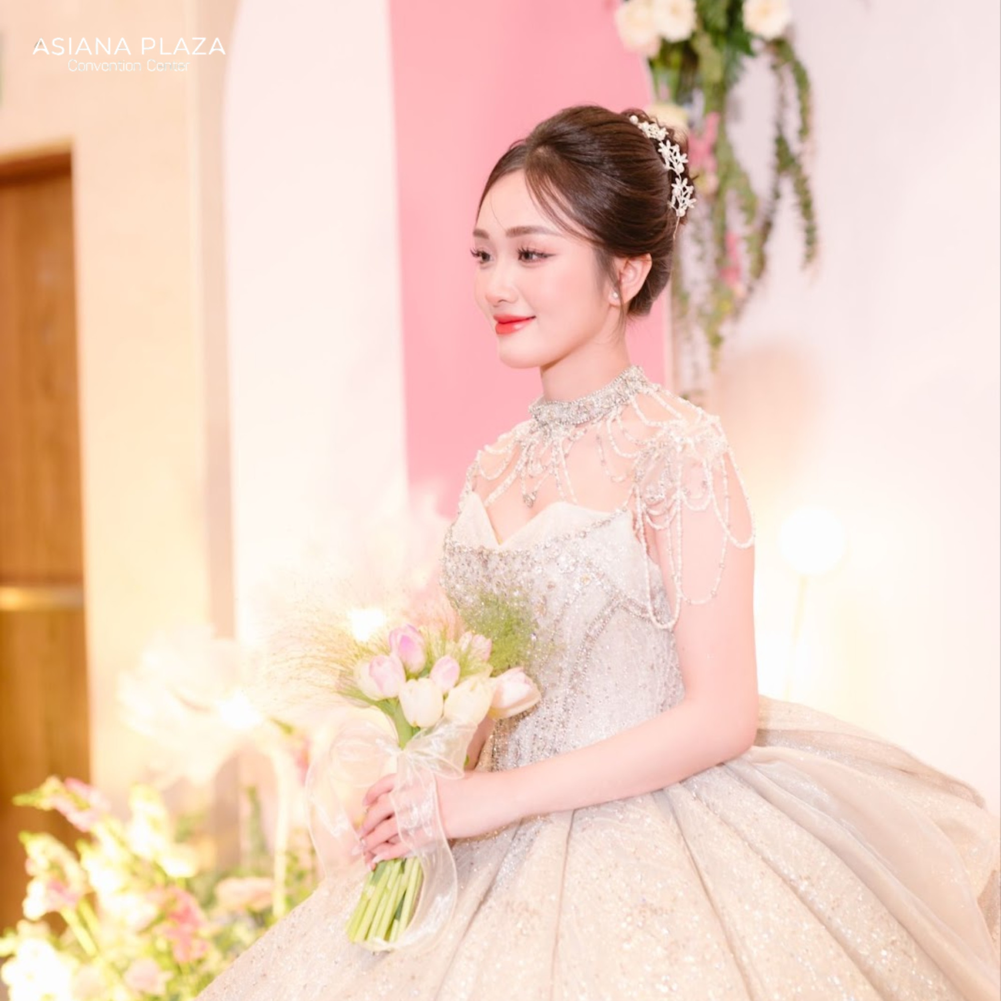 Kiểu tóc đơn giản kết hợp trâm cài vàng ngọc cho cô dâu Trung Hoa