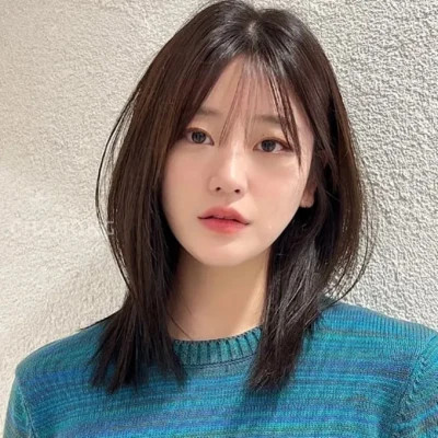 Kiểu tóc duỗi thẳng suôn mượt thanh lịch