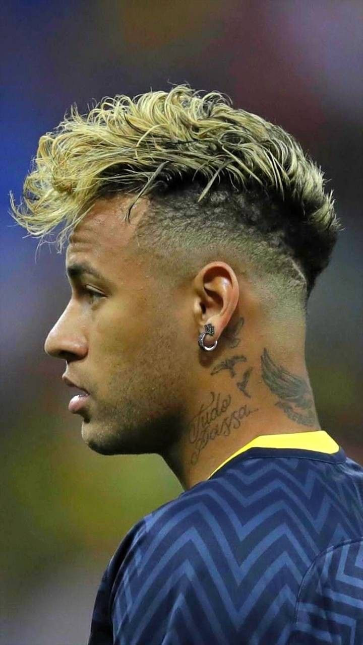 Kiểu tóc Faux Hawk của Neymar với phần đỉnh đầu vuốt nhẹ.