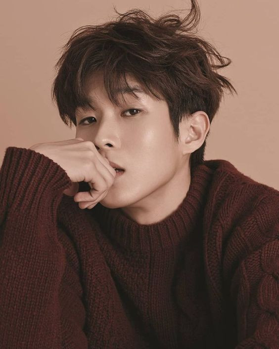 Kiểu tóc Fringe hiện đại làm cân đối mặt dài