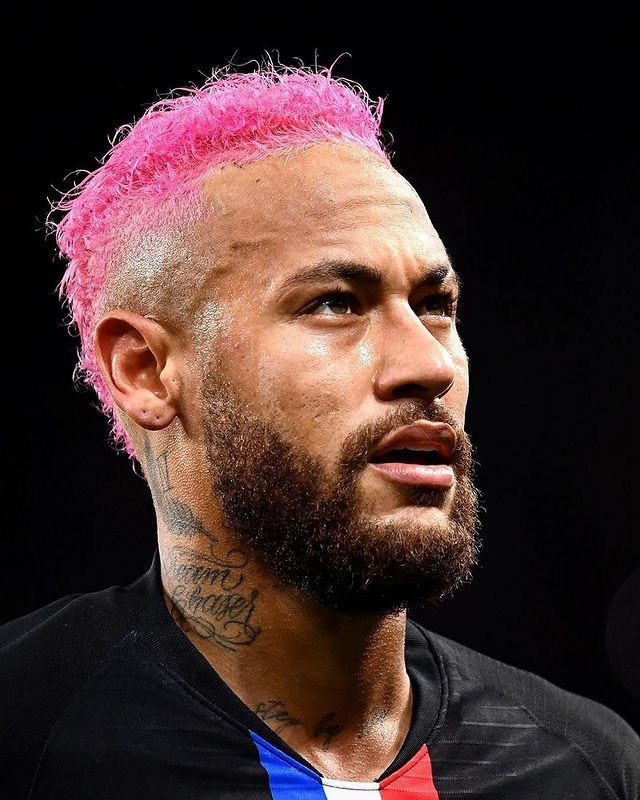 Kiểu tóc hồng của Neymar 2015, làm nổi bật sự khác biệt.