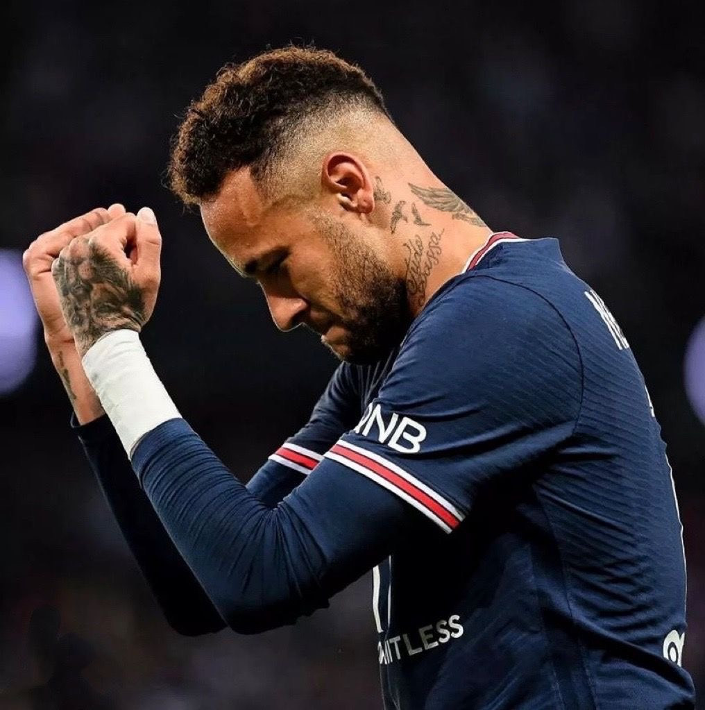 Kiểu tóc Mohawk của Neymar với phần tóc hai bên cạo sát, đỉnh đầu vuốt dựng.