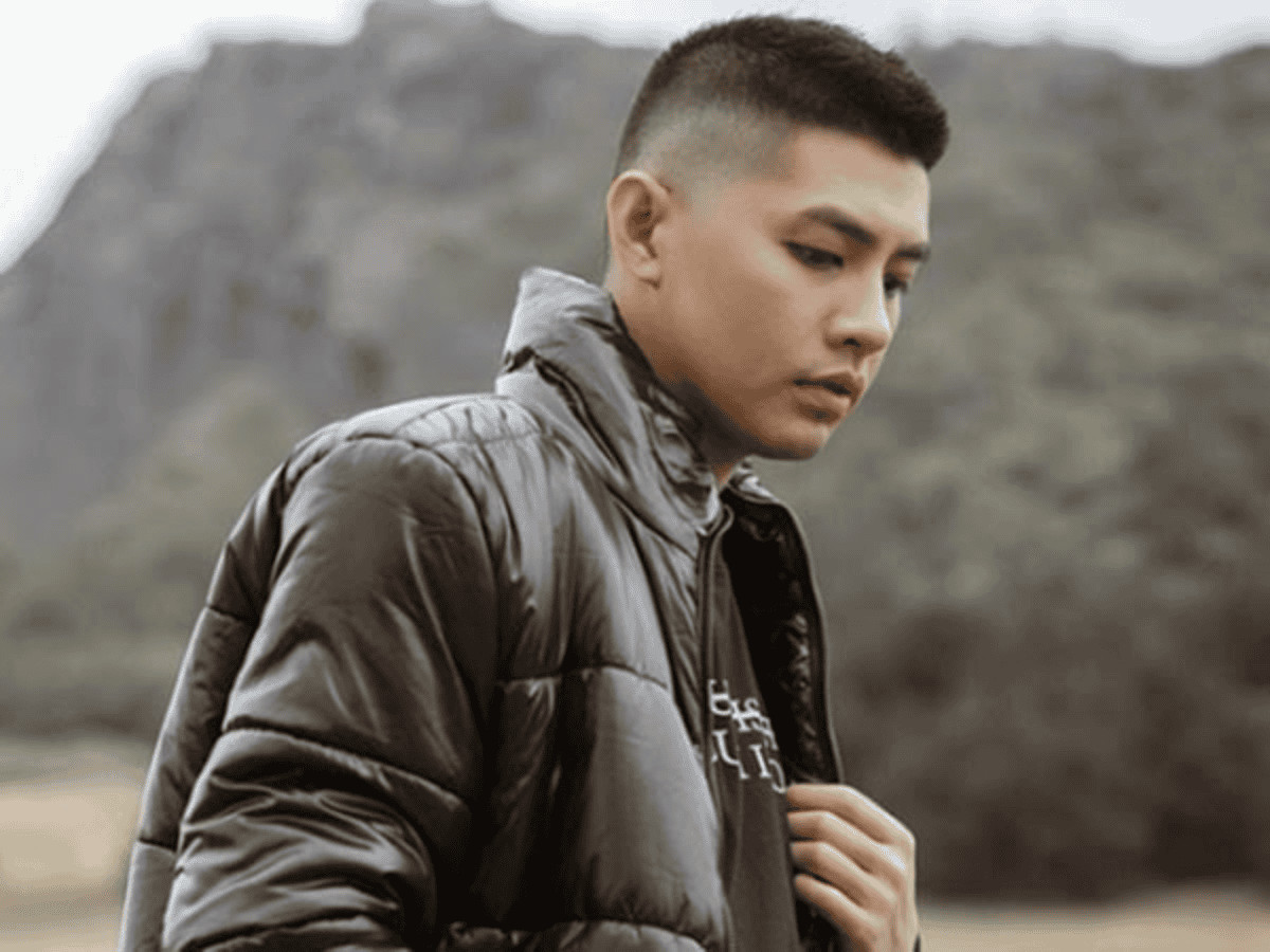 Kiểu tóc Mohican tạo điểm nhấn trung tâm, giảm cảm giác tròn cho khuôn mặt