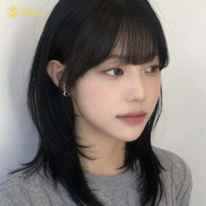 Kiểu tóc mullet layer ngang vai mái thưa, một lựa chọn hiện đại cho khuôn mặt trái xoan trán cao