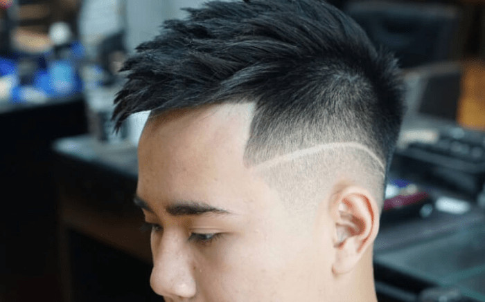 Kiểu tóc nam kẻ line độc đáo, thể hiện phong cách mạnh mẽ, ấn tượng.