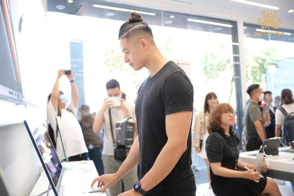 Kiểu tóc nam Man Bun Undercut phù hợp với nhiều khuôn mặt