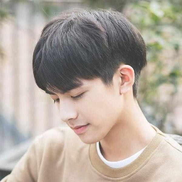 Kiểu tóc nam văn phòng mái ngố Hàn Quốc trẻ trung, cuốn hút.