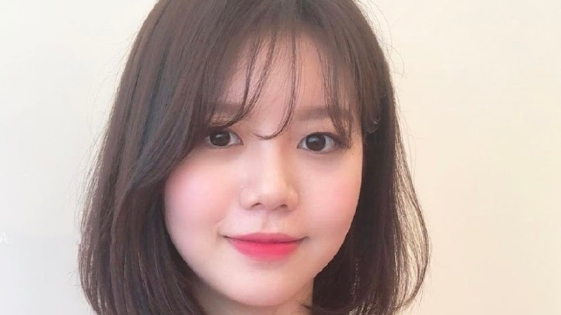 Kiểu tóc ngắn hợp mặt tròn với mái dài hai bên, giúp mặt cân đối hơn