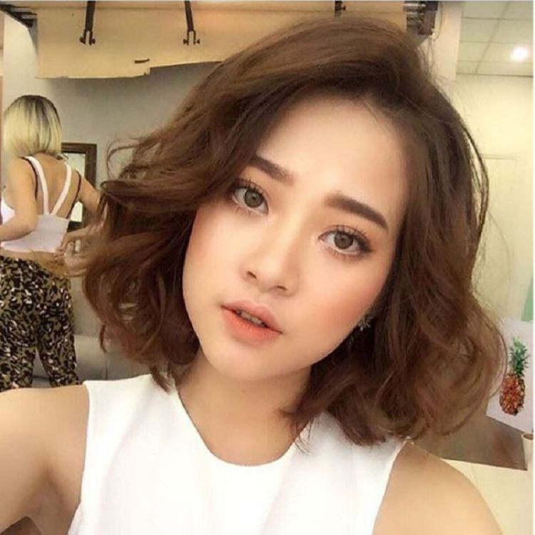 Kiểu tóc ngắn ngôi lệch đáng yêu và đầy cá tính