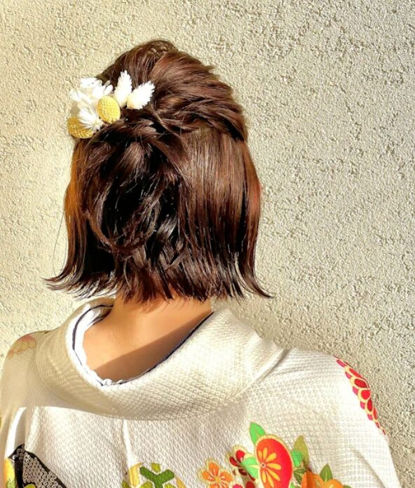 Kiểu tóc ngắn uốn cong ra ngoài năng động diện kimono