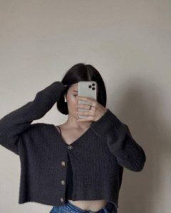 Kiểu tóc ngắn uốn cụp nhẹ nhàng của cô gái, phần mái dài che một bên mặt đầy cuốn hút