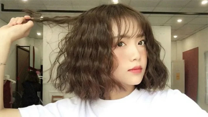 Kiểu tóc ngắn uốn sóng C phồng