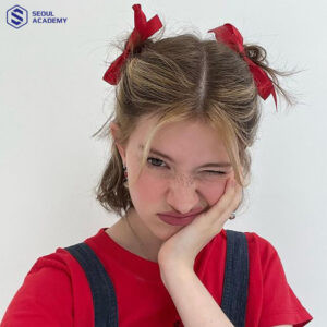 Kiểu tóc ngắn với kẹp nơ đi tiệc dễ thương và cá tính