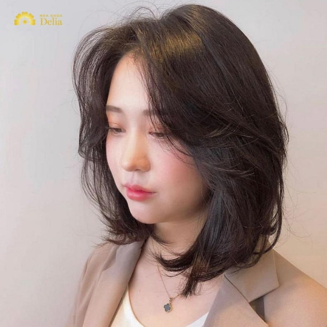 Kiểu tóc ngang vai uốn nhẹ, mang lại vẻ trẻ trung và năng động, là xu hướng kiểu tóc nữ năm 2024.