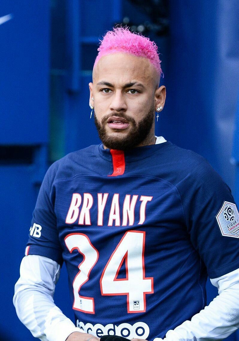 Kiểu tóc nhuộm hồng của Neymar, một phong cách vô cùng nổi bật.