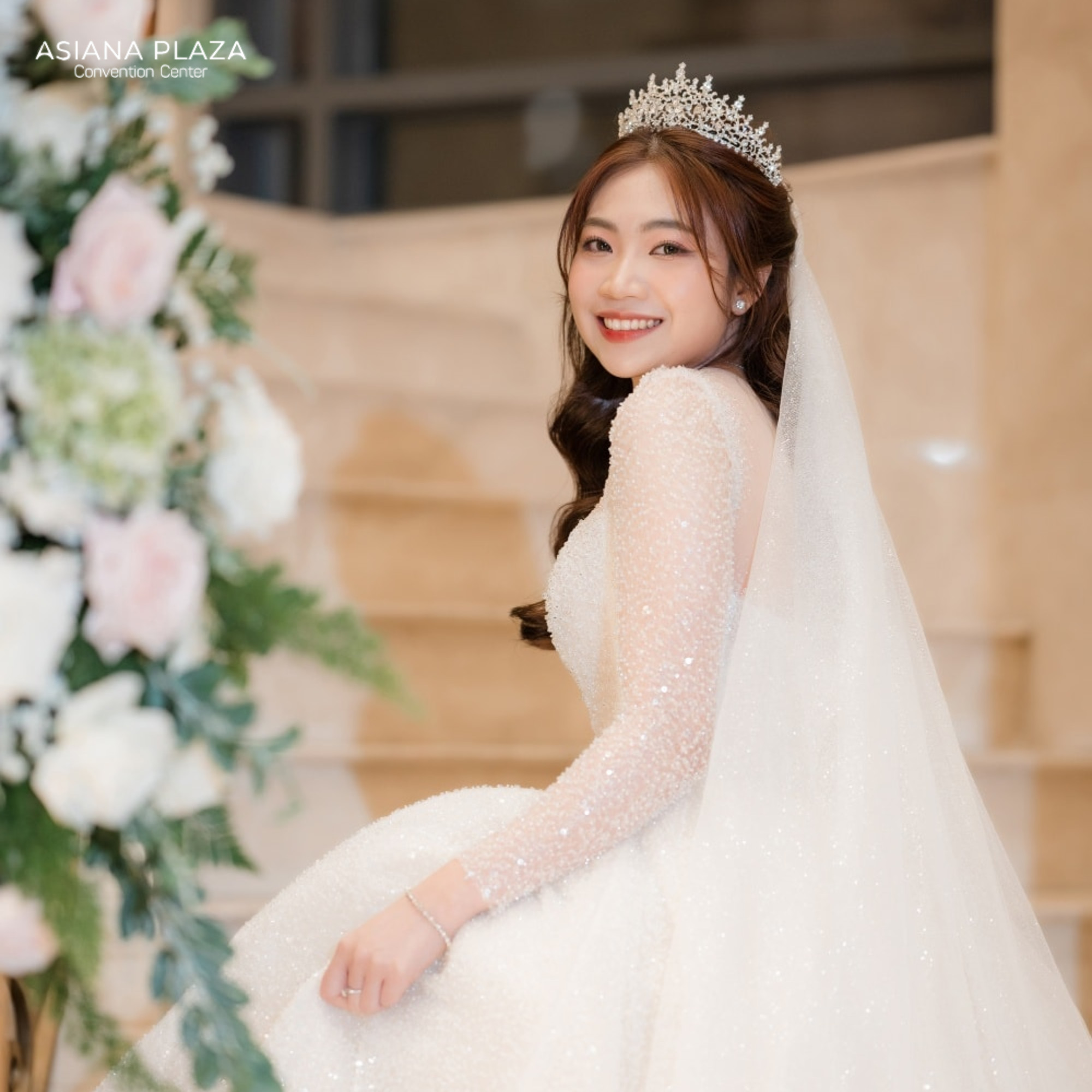 Kiểu tóc nhuộm màu sáng rực rỡ mang nét hiện đại cho cô dâu Trung Hoa