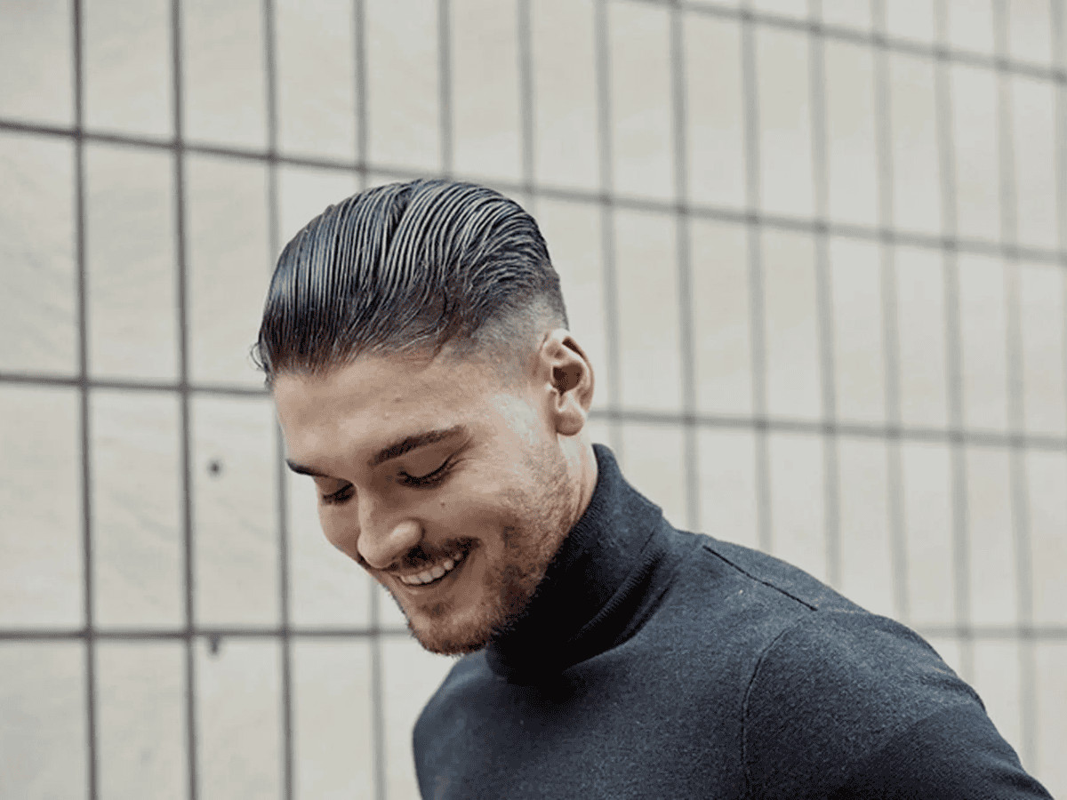 Kiểu tóc Slick Back vuốt ngược ra sau giúp làm dài và tạo vẻ lịch lãm cho khuôn mặt tròn