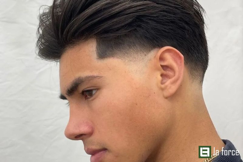 Kiểu tóc Slicked Back nam mặt chữ điền đẳng cấp