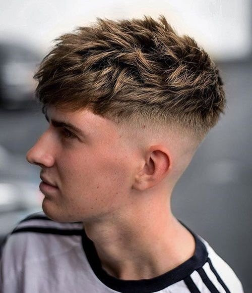 Kiểu tóc textured crop layer với skin fade cực kỳ sắc nét, tạo sự tương phản hiện đại và cá tính.