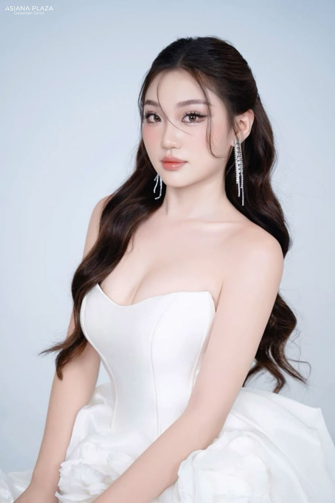 Kiểu tóc thả dài cài hoa tươi hoặc trâm bạc cho cô dâu Trung Hoa