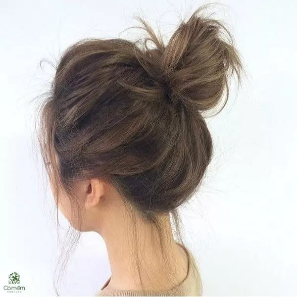 Kiểu tóc tiệc cho mặt tròn với búi tóc xoắn lỏng lẻo ở gáy