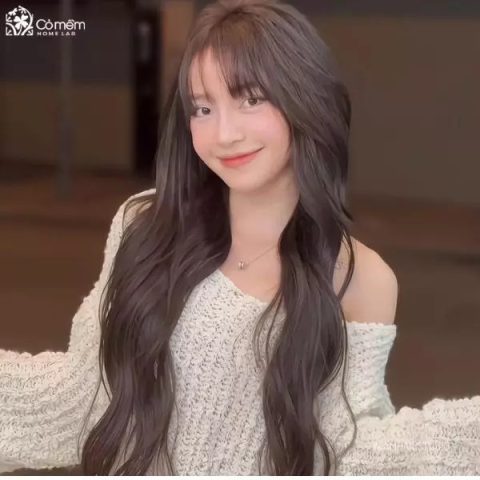 Kiểu tóc tiệc cho mặt tròn với mái tóc dài được uốn xoăn sóng lơi nhẹ nhàng tạo độ phồng ở đỉnh đầu