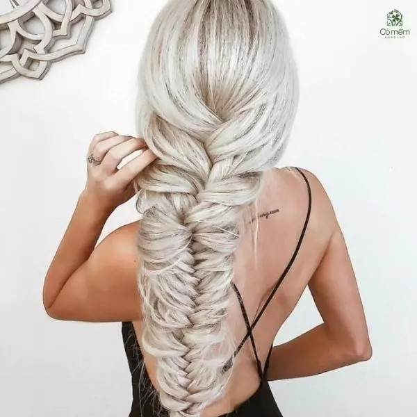 Kiểu tóc tiệc cho mặt tròn với tóc tết xương cá tạo độ phồng hai bên mai