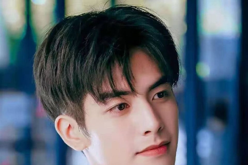 Kiểu tóc two block uốn cho gương mặt dài