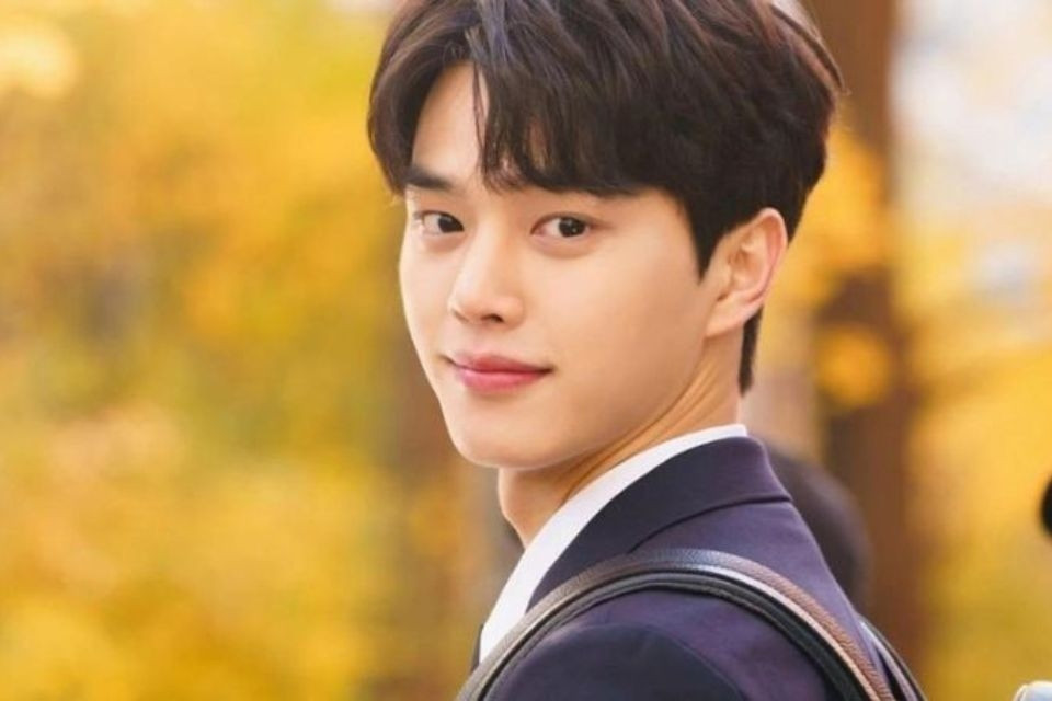 Kiểu tóc two block uốn cho gương mặt tam giác