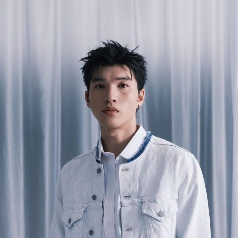 Kiểu tóc undercut hiện đại của Hiếu Thứ Hai thể hiện phong cách cá tính