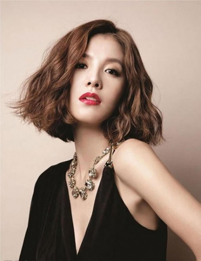 Kiểu tóc uốn lọn to ngắn bồng bềnh cho phụ nữ trung niên